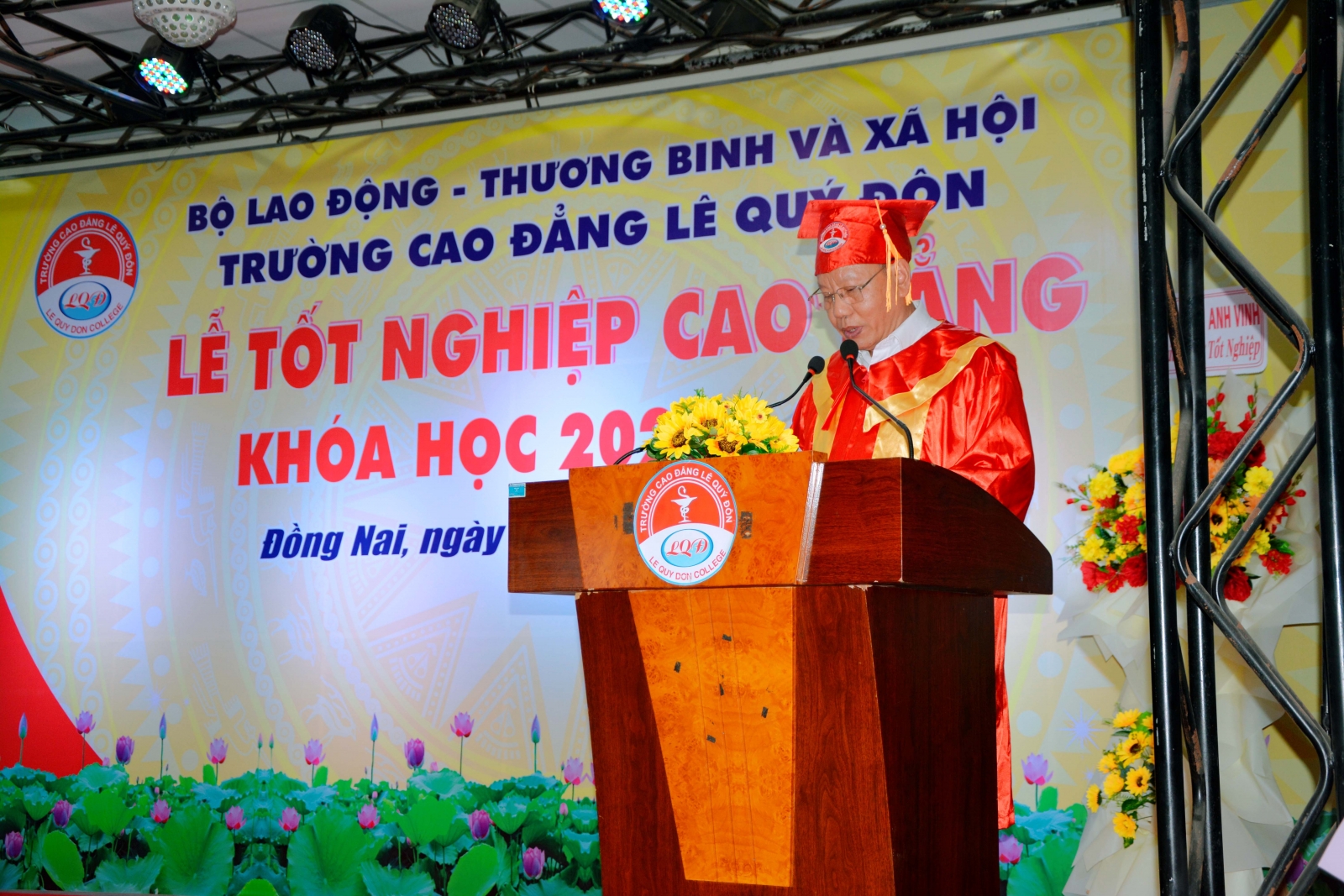 GD&TĐ – TRƯỜNG CAO ĐẲNG LÊ QUÝ ĐÔN VỪA TỔ CHỨC LỄ KHAI GIẢNG VÀ TRAO BẰNG TỐT NGHIỆP CHO 193 SINH VIÊN THUỘC CÁC NGÀNH DƯỢC, ĐIỀU DƯỠNG, HỘ SINH